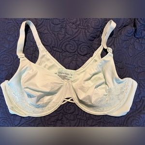 44 Vanity Fair Mint green bra.  Like new excellent condition.